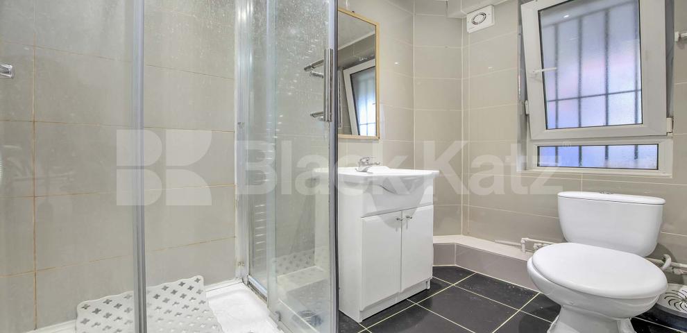 			New Instruction , 4 Bedroom, 1 bath, 0 reception Apartment			 Meakin Estate, Rothsay Street, Tower Bridge